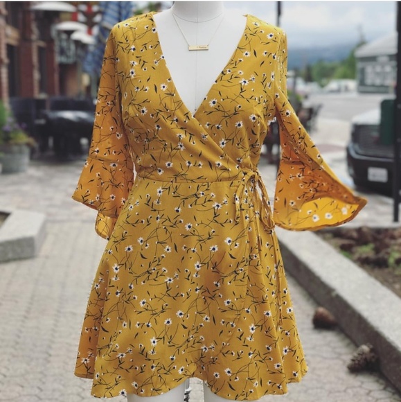 Dresses & Skirts - NWOT Floral Wrap Dress